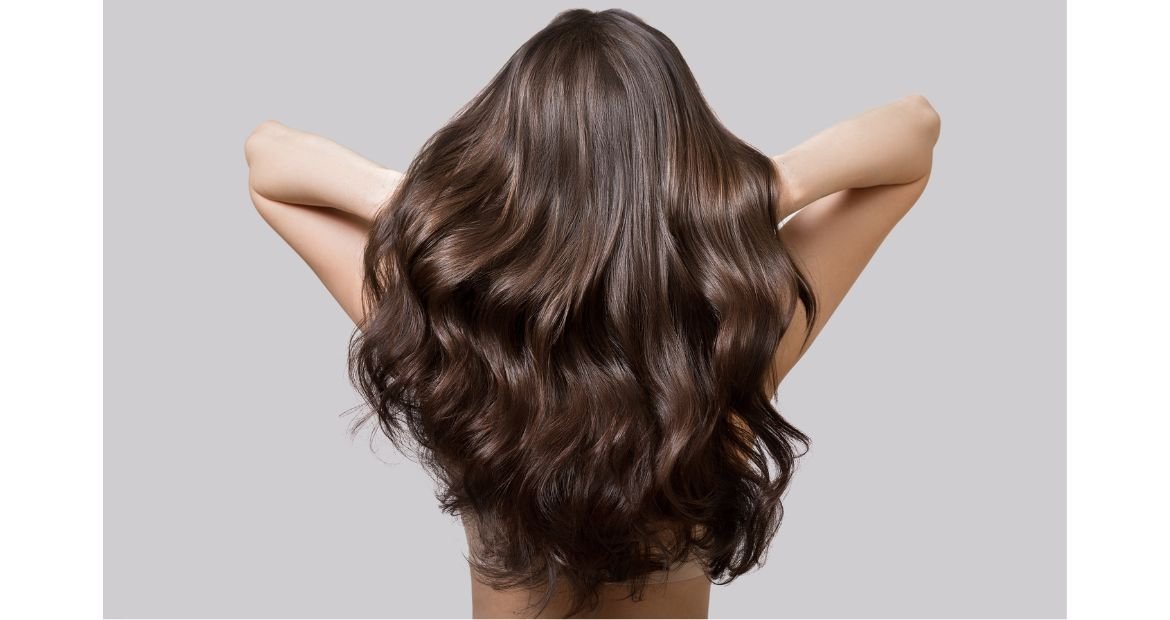Mulher mostrando seu cabelo com brilho após tratar o cabelo opaco com o novo Kit Casting Creme Gloss.